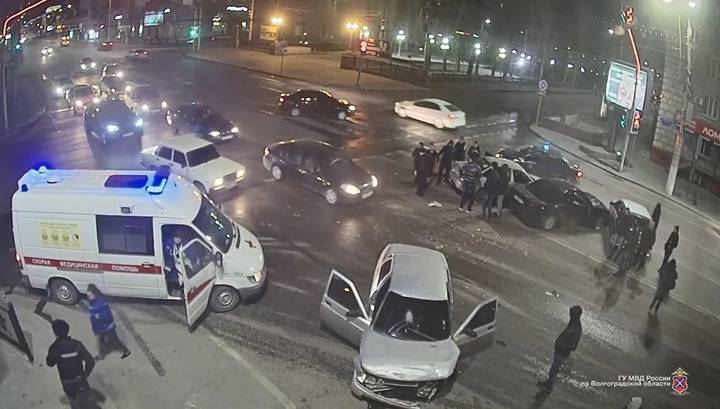 Нарушитель устроил массовое ДТП с пострадавшими в Волгограде. Видео
