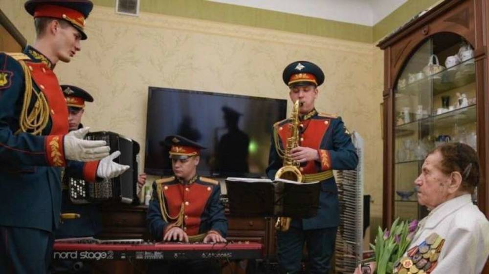 Военные музыканты поздравили с 8 марта 100-летнюю блокадницу в Петербурге