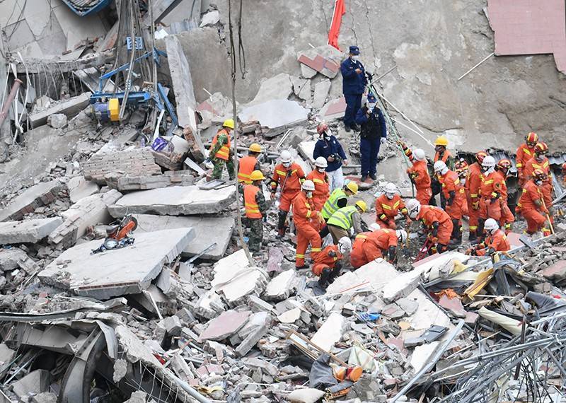 В Китае из-под завалов гостиницы спасли 40 человек