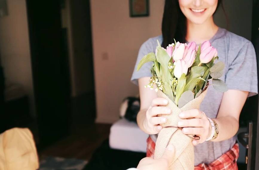 Активисты СОЦПРОФ в честь 8 Марта подарили петербурженкам цветы