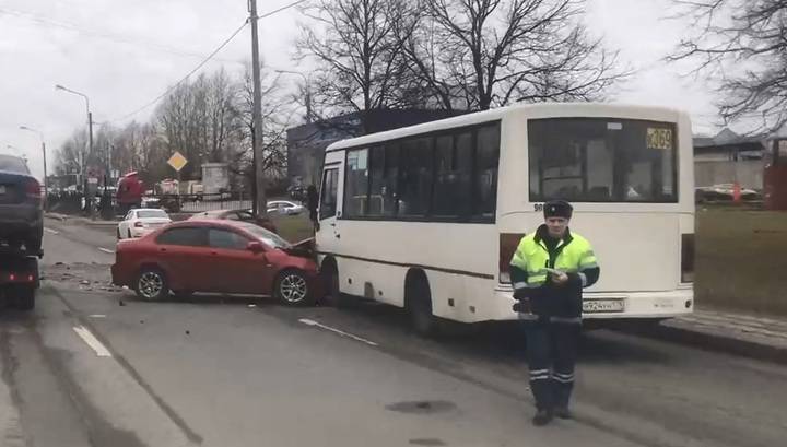 Трое взрослых и ребенок пострадали в аварии с маршруткой в Петербурге