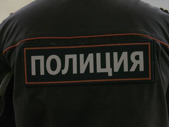 СМИ: спецназ штурмует квартиру в Петербурге, у которой нашли труп подростка