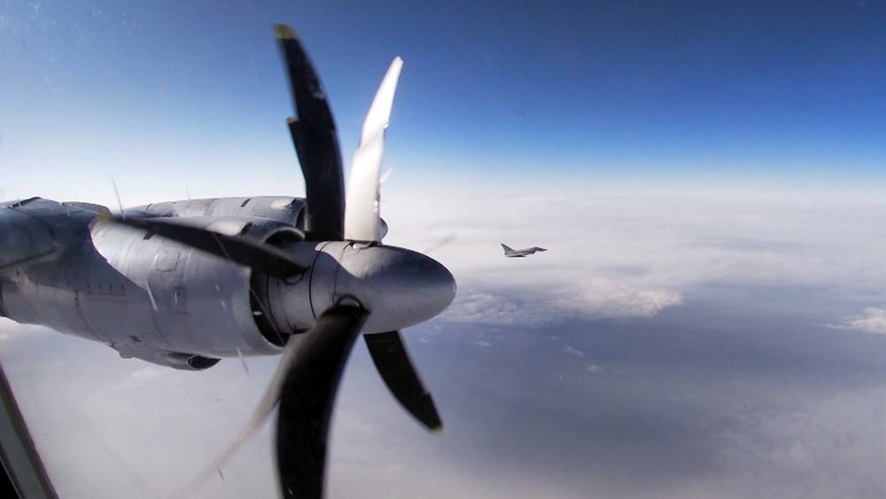 Военные показали видео учебного полёта над Арктикой Ту-142