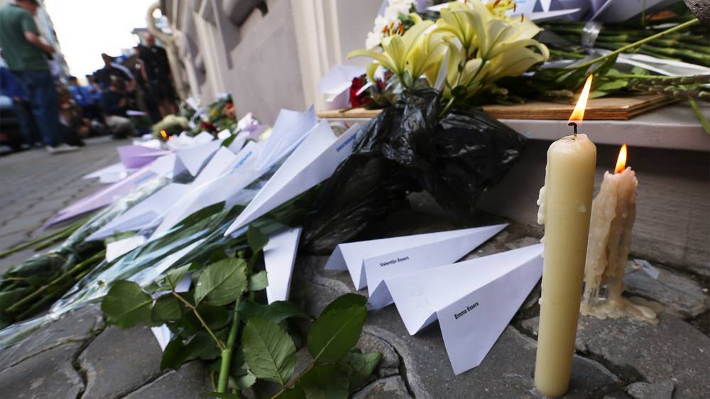 Родственники погибших на рейсе MH17 устроили акцию протеста у российского посольства в Гааге