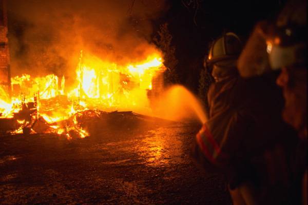 Названа возможная причина пожара в Югорске, унесшего жизни троих детей