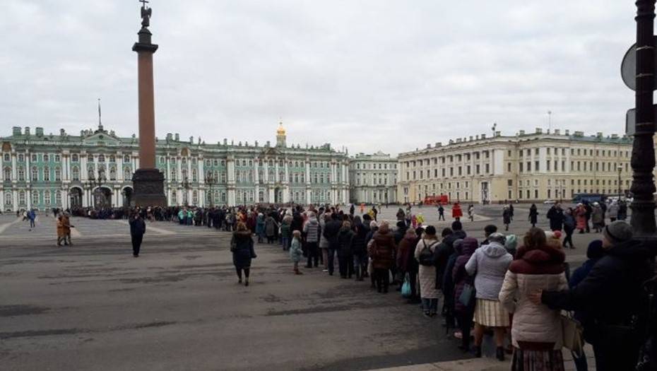В Петербурге время ожидания в очереди в Эрмитаж 8 марта превысило 1,5 часа