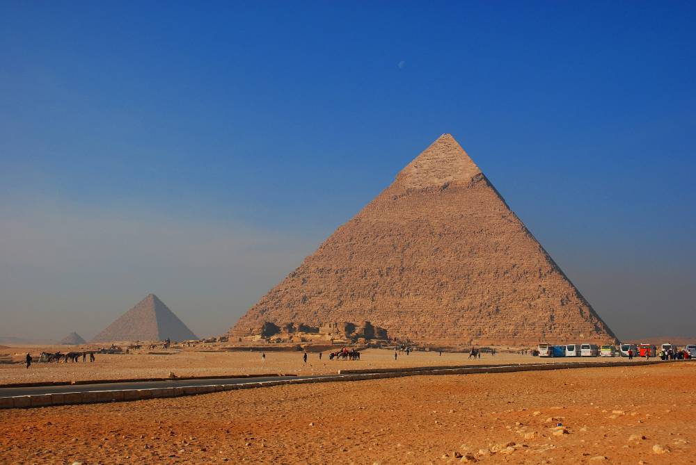 СМИ: Египтянин скончался после падения с одной из пирамид в Гизе