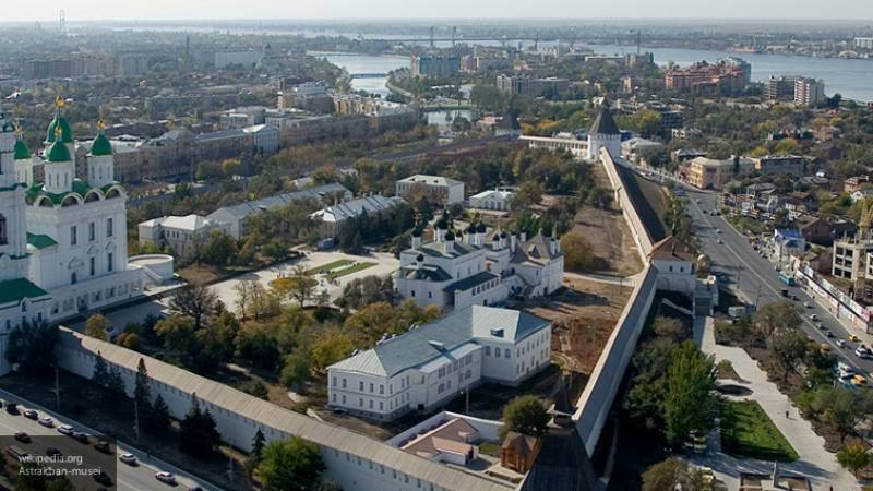 Администрация Астрахани проверит сообщения о дороге с кусками надгробий
