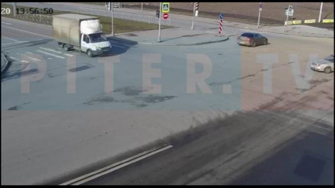 На перекрестке улиц Доблести и Казакова произошла авария с тремя авто