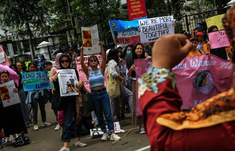 Жители Азии вышли на улицы в честь 8 Марта, несмотря на коронавирус