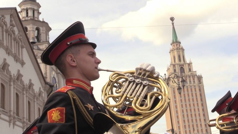 Оркестр штаба ЗВО поздравил с 8 Марта блокадницу Зою Зиновьеву небольшим концертом