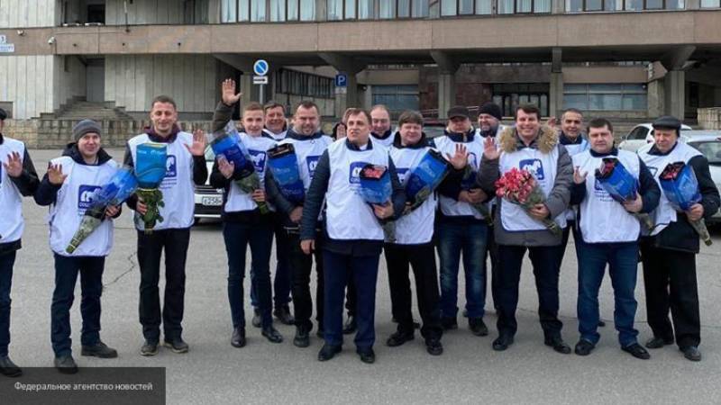 Активисты из СОЦПРОФ поздравили жительниц Петербурга с 8 Марта и подарили им цветы