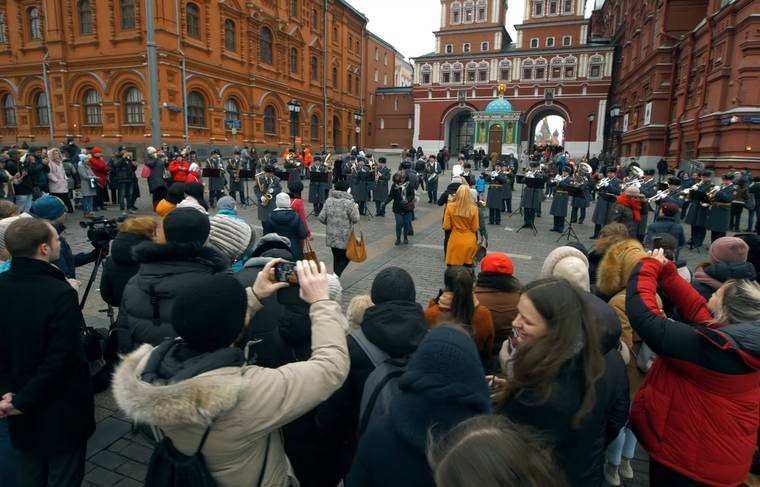 Музыканты Росгвардии провели концерт для женщин у стен Кремля