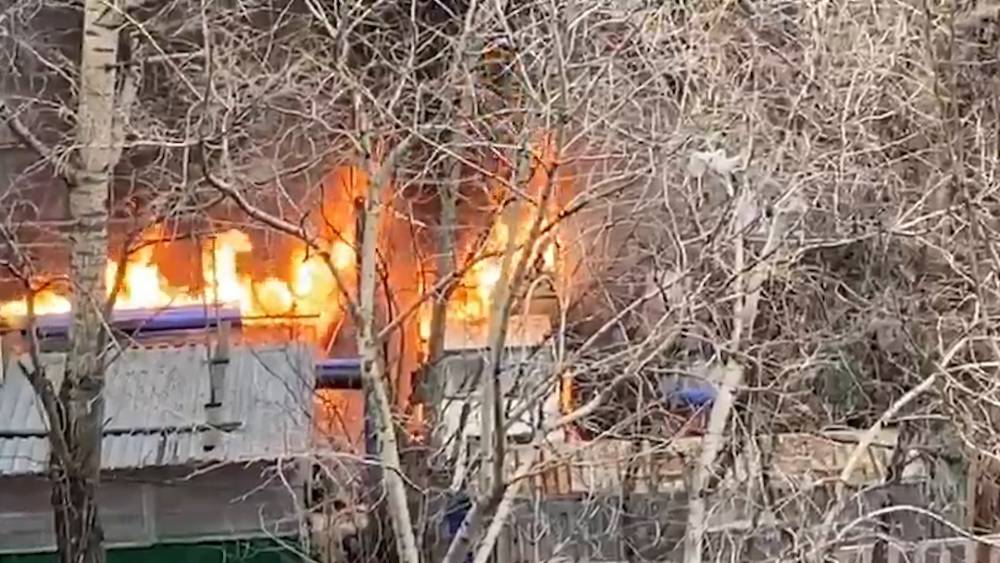 Складское помещение и «Газель» сгорели в Москве.