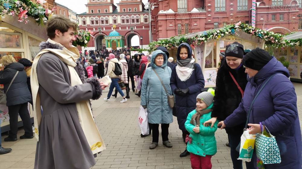 Девушкам на Красной площади прочитали стихи в честь 8 Марта