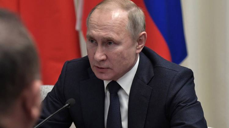 Позднюю встречу Путина с парламентариями 5 марта объяснили ненормированным графиком работы