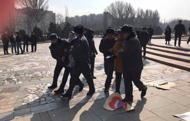 Акцию за права женщин в Киргизии разогнали силовики и ультраправые