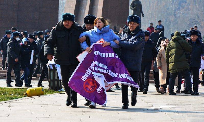 В Киргизии люди в масках избили участниц марша против насилия над женщинами и детьми