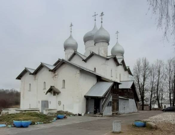 Прихожанам новгородского храма пригрозили погружением телефонов в святую воду