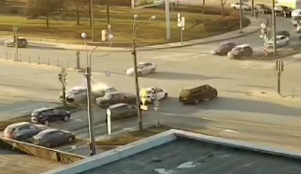 Появилось видео момента аварии трех автомобилей на перекрестке Славы и Белградской