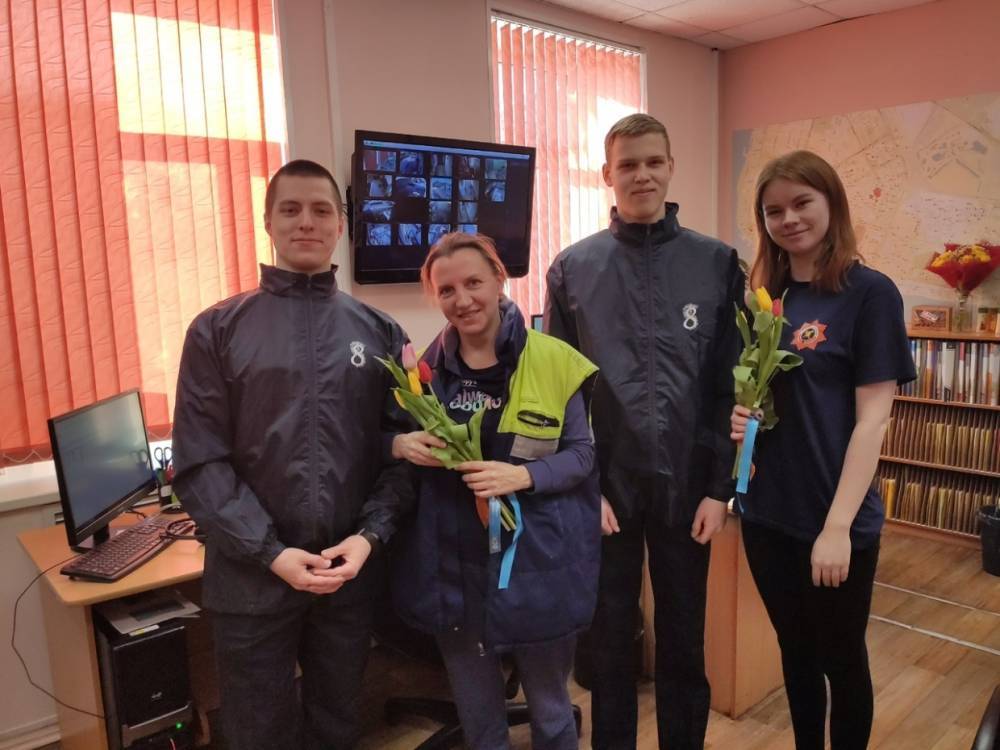 Студенты из Архангельска подарили весенние цветы диспетчерам из службы спасения