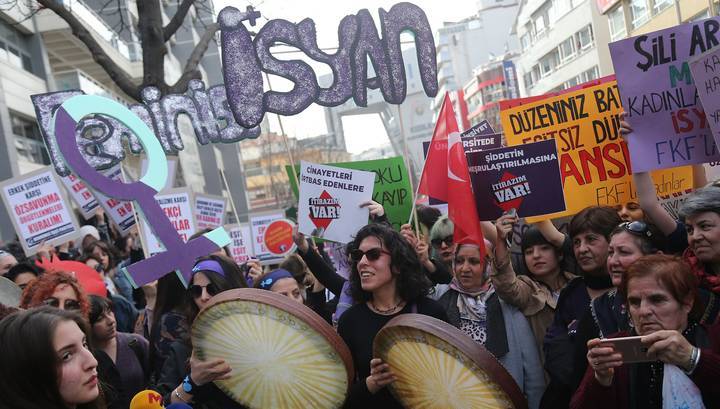 Стамбульская полиция заблокировала дорогу для участниц женского марша