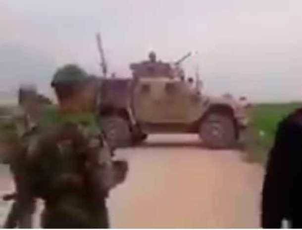 Бойцы сирийской армии развернули колонну американских броневиков (Видео)