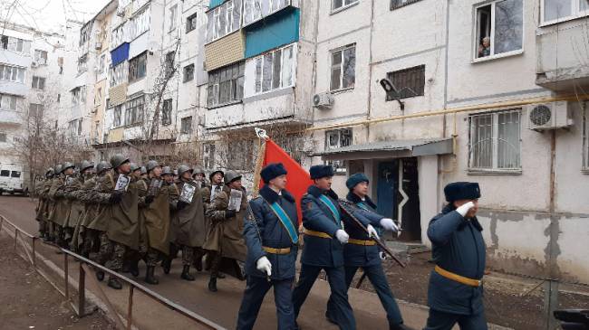 В Казахстане гвардейцы устроили минипарад в честь 95-летней участницы войны