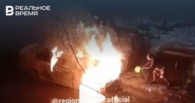 В Казани мужчина попытался из ведра потушить горящую машину