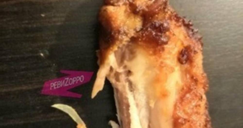 Житель Омска нашел ногти в куриных крыльях из ресторана
