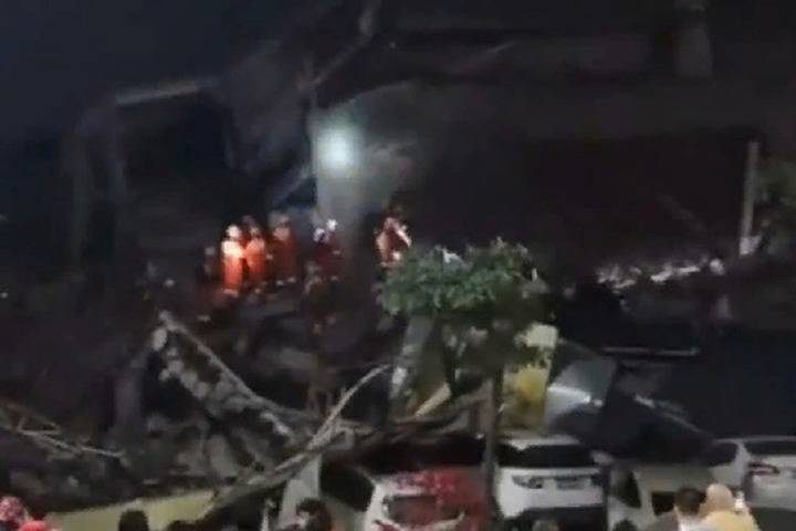 Спасатели продолжили искать 22 человека под завалами гостиницы в Китае