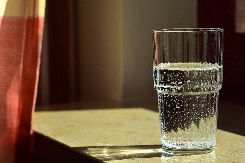Врачи рассказали о реальной пользе для здоровья стакана воды натощак