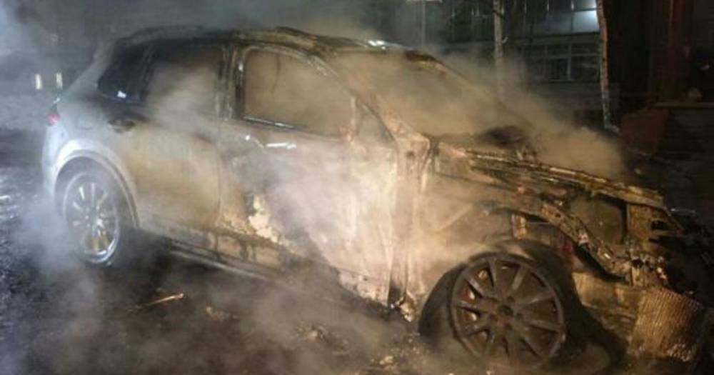 Фото: Cadillac Еscalade и Porsche Cayenne сгорели в Иркутске
