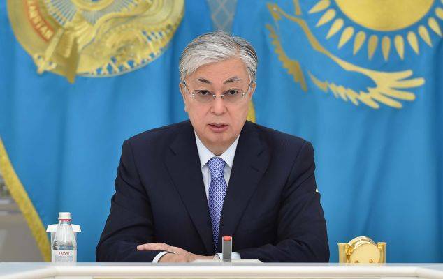 На фоне обвала тенге президент Казахстана обещает не урезать социалку