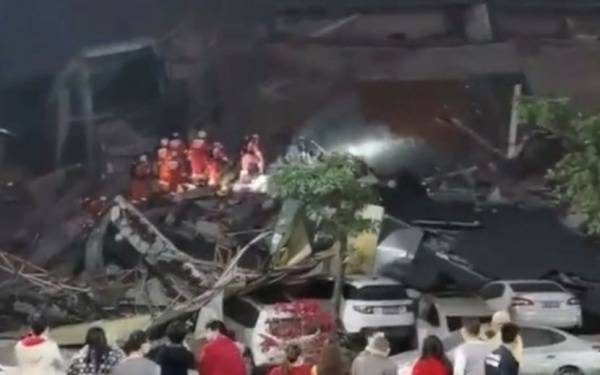 Число жертв обрушения отеля в Китае увеличилось до 11 человек