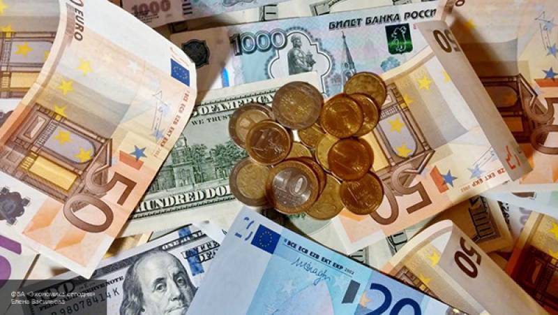 Евро превысил 85 рублей на международных торгах