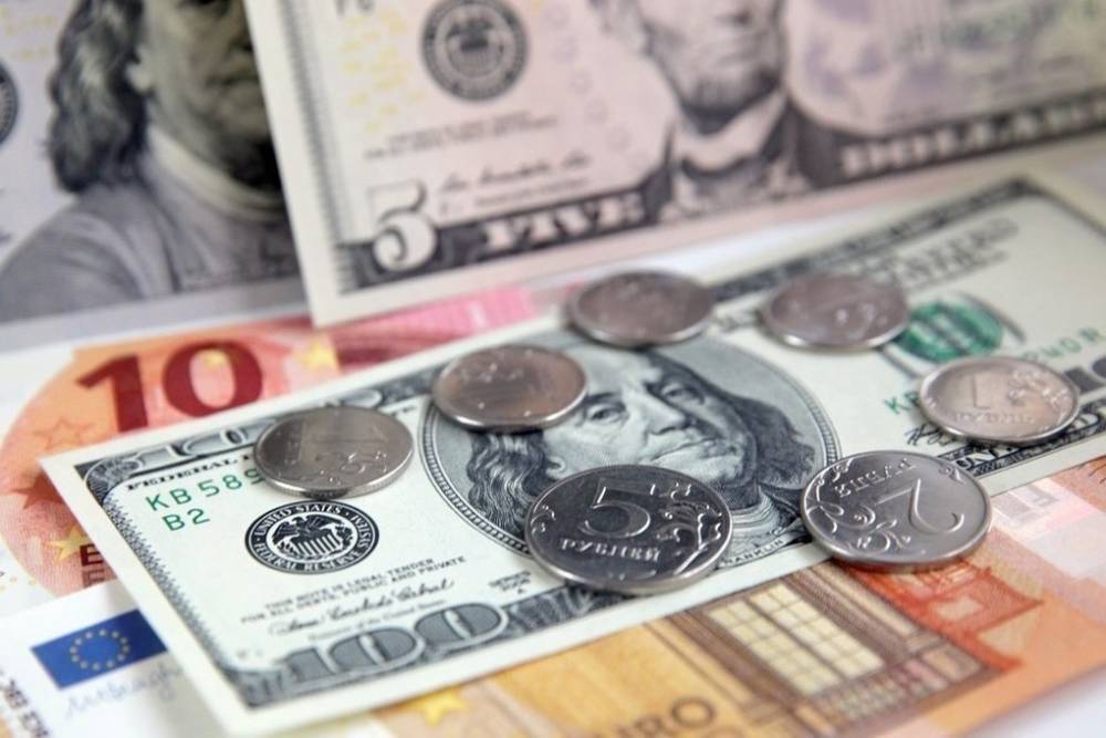 Евро превысил 85 рублей, доллар почти достиг 75 рублей