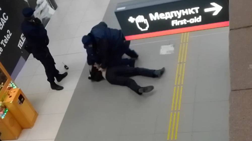 Пьяный дебошир утроил потасовку на Ладожском вокзале в Петербурге.