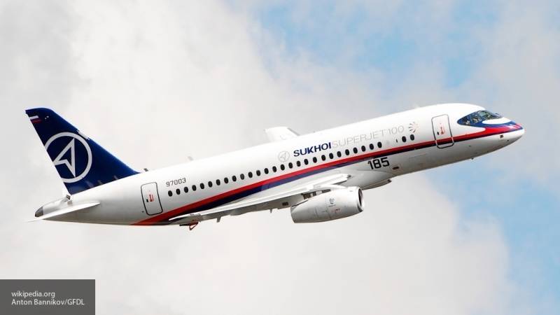 Самолет SSJ-100 совершил экстренную посадку в аэропорту Шереметьево