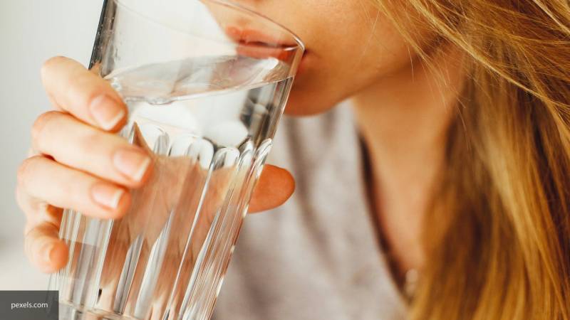 Немецкие медики назвали пять причин выпивать стакан воды натощак каждый день