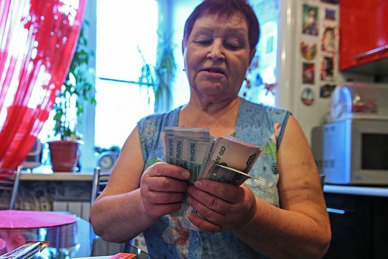 Россиян успокоили: обвал рубля не отразится на социальных выплатах