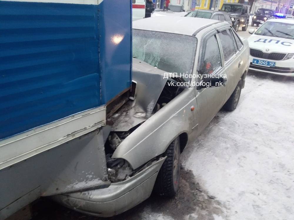 В Новокузнецке столкнулись трамвай и легковой автомобиль