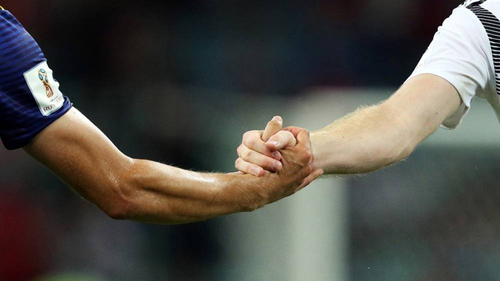 УЕФА запретил футболистам приветствовать друг друга рукопожатиями перед игрой
