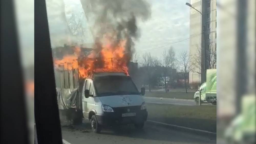 «Газель» загорелась на проезжей части в Петербурге.