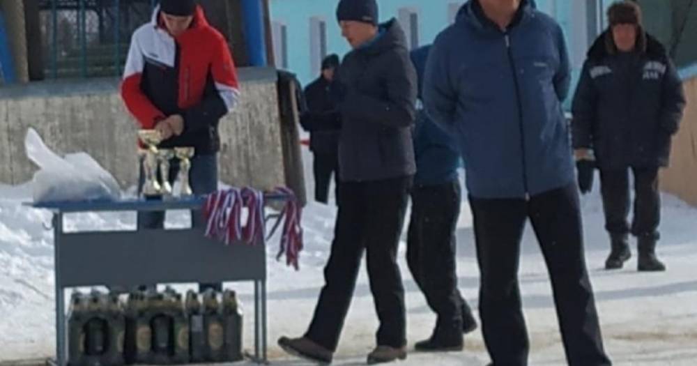 В Сибири футболистам за победу в турнире подарили пиво
