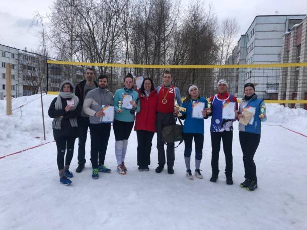 Женский день в Ухте встретили волейболом на снегу