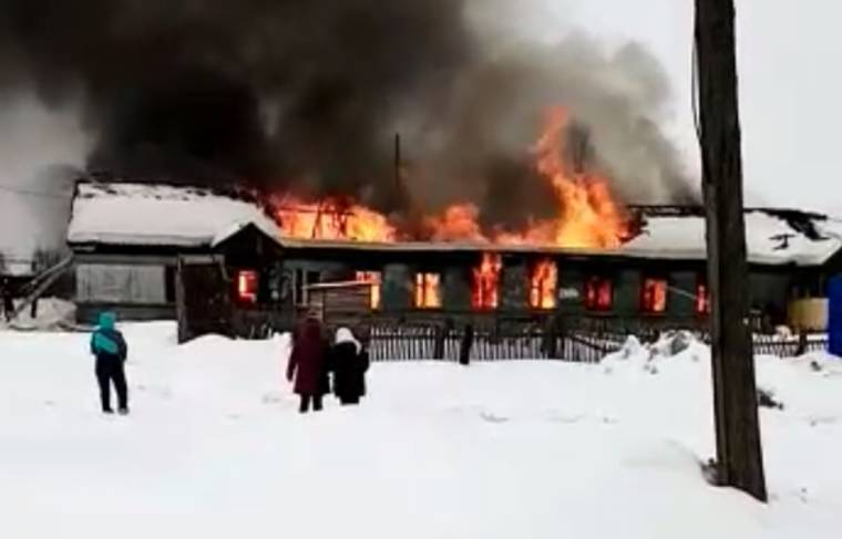 В Красноярском крае горит многоквартирный жилой дом