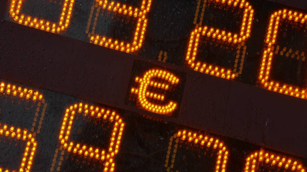 Стоимость евро в Петербурге снизилась с 90 рублей до 83,5
