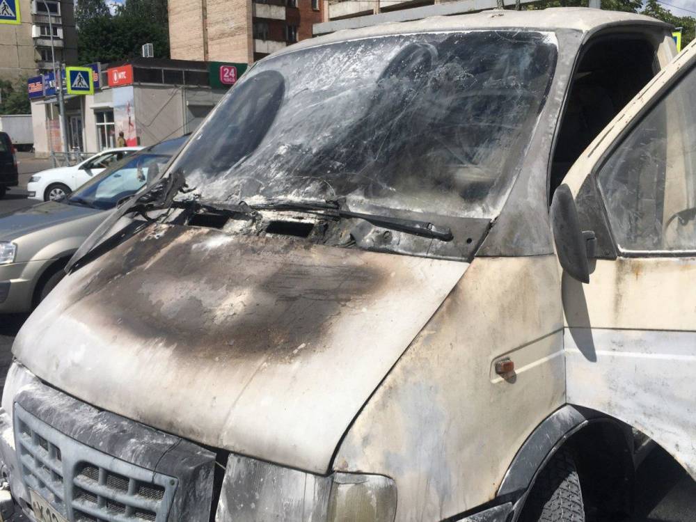 «Газель» сгорела на Вербной улице в Петербурге
