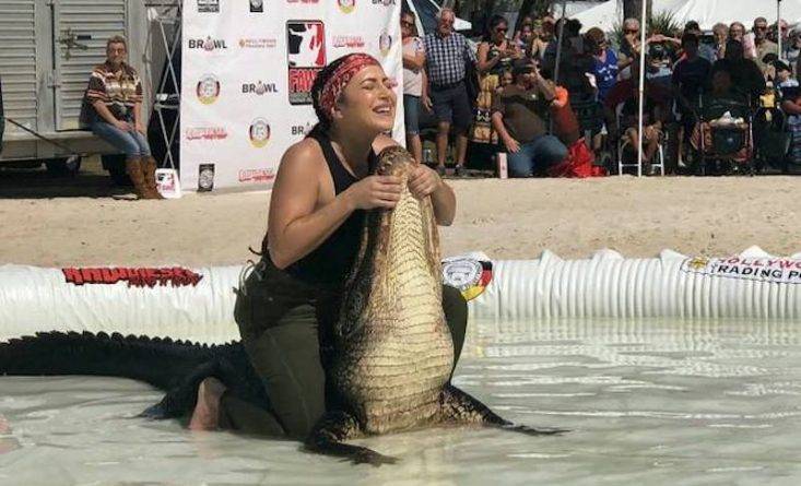 Женщина засунула голову в пасть аллигатору во время реслинга во Флориде